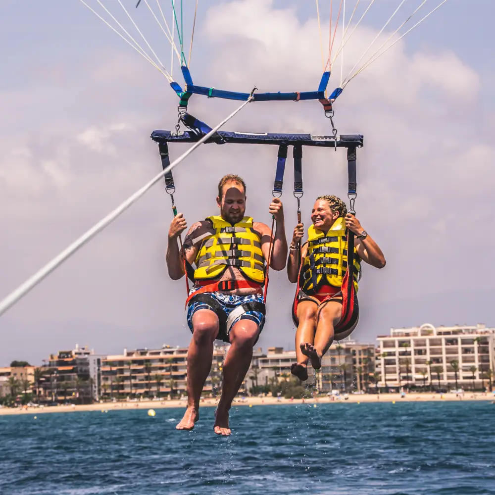 parasailing pareja